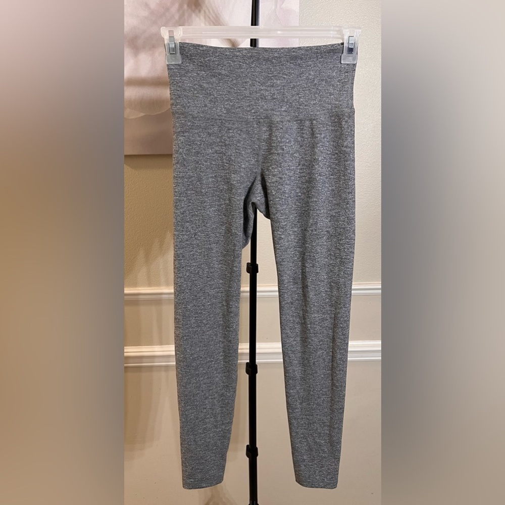 Old Navy Active Women’s Gray Go-Dry Fitted Leggings! Size Medium.